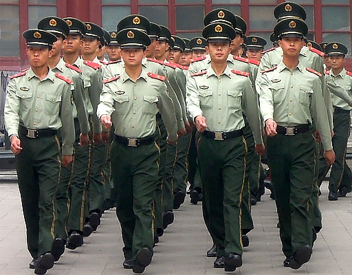 Die Chinesische Staatsmacht ist allgegenwrtig - hier auf dem Weg zum Platz des Himmlischen Friedens