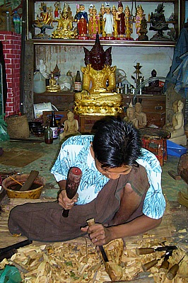 Holzschnitzer schnitzt unseren kleinen Buddha