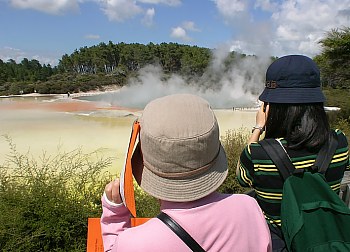 Vorbildlicher Sonnenschutz japanischer Touris am Champagne Lake