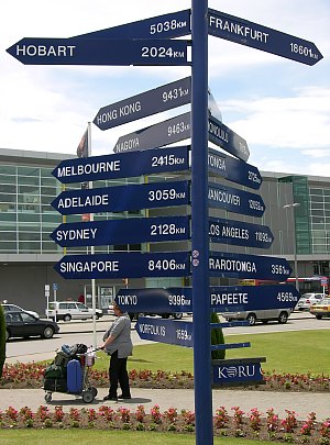 Entfernungswegweiser am Flughafen Auckland