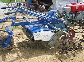 Ein kleiner Traktor aus Spendengeldern für die Feldarbeit