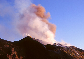 Der Vulkan Stromboli spuckt Feuer
